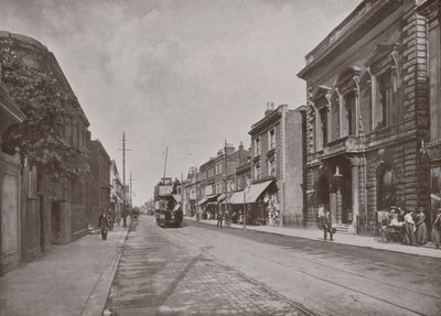 High Street, Hounslow, montrant les bureaux du Conseil, à droite - English Photographer