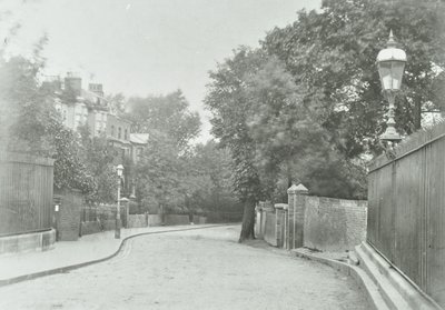 Arc de Highgate : approche est avec vieille lampe fixée aux balustrades, 1896 - English Photographer