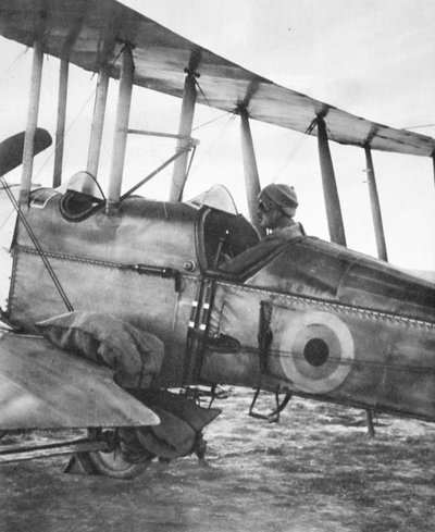 Comment la garnison de Kut a été nourrie par avion : prêt pour le vol avec des sacs de grain, de The Illustrated War News, 21 juin 1916 - English Photographer