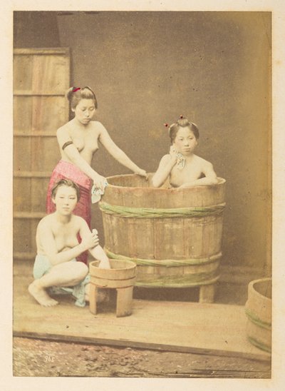 [Japonaises] Se baignant, tableau en studio de trois jeunes femmes japonaises à moitié nues, posées dans et autour d