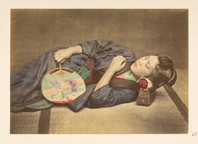 Femme japonaise dormant, portrait en studio d