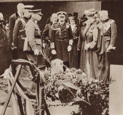 Le roi George V rendant hommage à la tombe de l