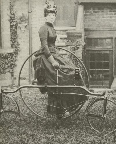 Dame sur tricycle - English Photographer