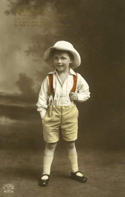 Petit garçon en bretelles rouges (lithographie en couleur) - English Photographer