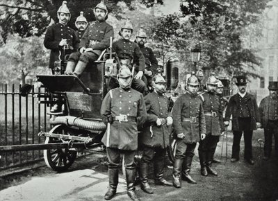 Brigade des pompiers de Londres: groupe de pompiers, avec moteur et turncocks, 1895 - English Photographer