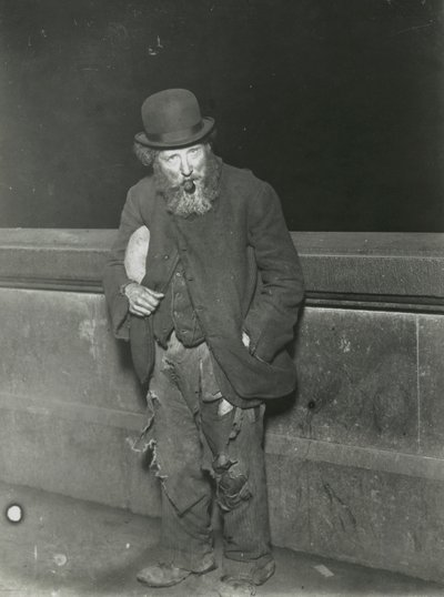 Londres, clochard avec une pipe - English Photographer