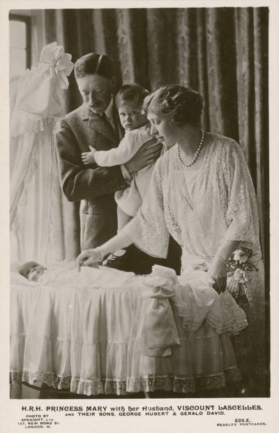Mary, princesse royale, et son mari, le vicomte Lascelles, avec leurs fils, George et Gerald (photo n/b) - English Photographer