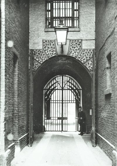 Prison de Millbank: passage principal, Warden Barnard dans l