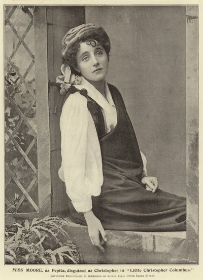 Miss Moore, déguisée en Christopher dans Little Christopher Columbus - English Photographer
