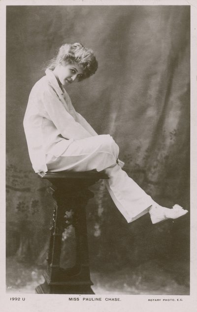 Mlle Pauline Chase, en pyjama - English Photographer