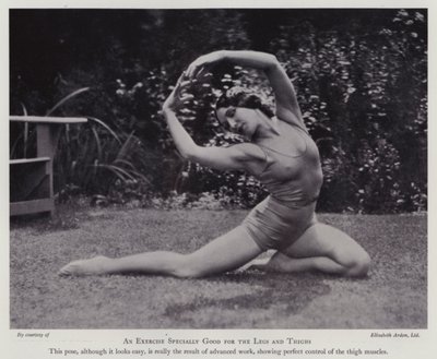 Culture de la beauté moderne : Un exercice particulièrement bon pour les jambes et les cuisses (photo n/b) - English Photographer