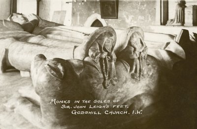 Moines aux pieds de Sir John Leigh, église de Godshill, île de Wight, Angleterre - English Photographer