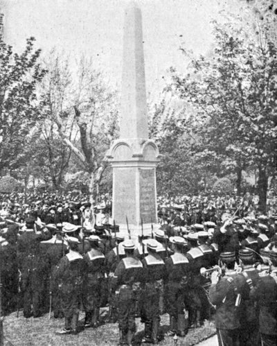Monument à la mémoire des officiers et des hommes du H.M.S Powerful, illustration de The King, 25 mai 1901 - English Photographer