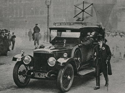 Voiture avec appareil de réception radio et une antenne cadre sur le toit de la voiture - English Photographer