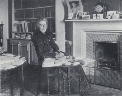 Mme Humphry Ward dans son étude - English Photographer
