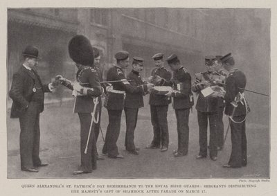Souvenir de la Saint-Patrick de la Reine Alexandra aux Gardes Irlandais Royaux, les Sergents distribuant le Cadeau de Trèfle de Sa Majesté après le Défilé du 17 mars - English Photographer