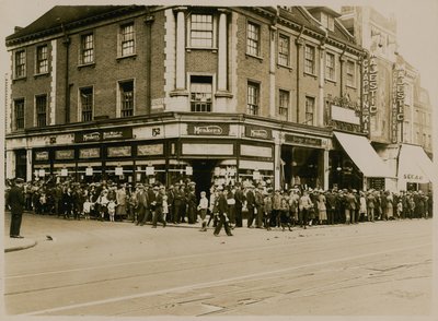 Queue pour Charlie Chaplin dans The Kid au Majestic, High Street, Clapham, vers 1921 - English Photographer