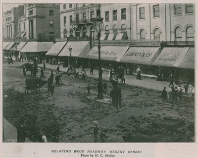 Relais de la chaussée en bois, Regent Street - English Photographer