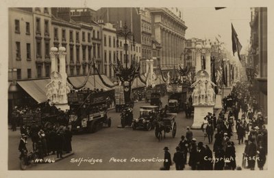 Selfridges, décorations de paix - English Photographer