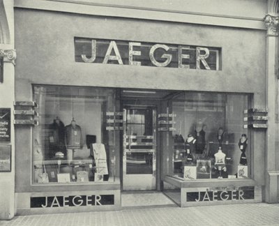 Façade de magasin montrant une inscription au niveau du trottoir - English Photographer