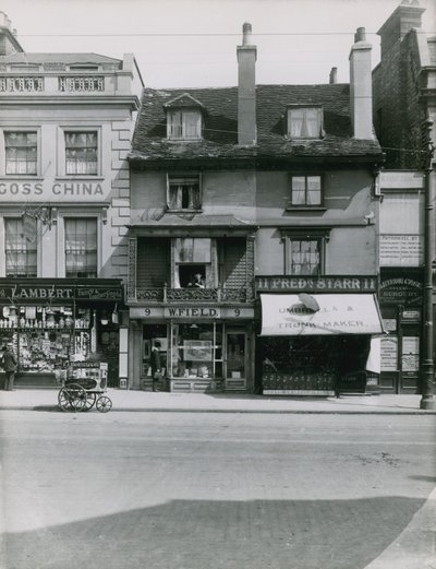 Façades de magasins sur Putney High Street - English Photographer