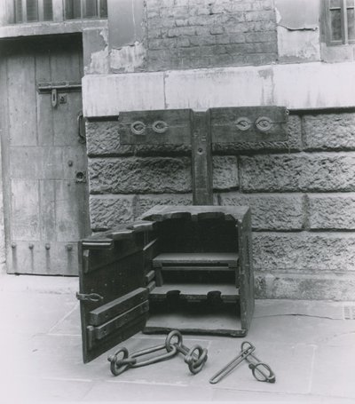 Stocks et chaînes exposés à la prison de Newgate - English Photographer