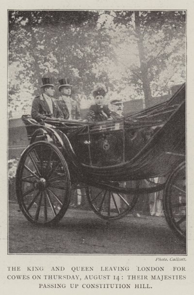 Le roi et la reine quittant Londres pour Cowes le jeudi 14 août, leurs majestés passant par Constitution Hill - English Photographer
