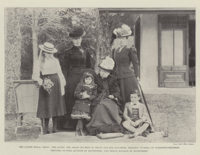 Le dernier groupe royal, la reine, la grande-duchesse de Hesse et sa fille, la princesse Victoria de Schleswig-Holstein, la princesse Victoria, Eugénie de Battenberg et le prince Maurice de Battenberg - English Photographer