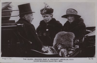 La reine, la princesse Mary et le vicomte Lascelles, DSO - English Photographer
