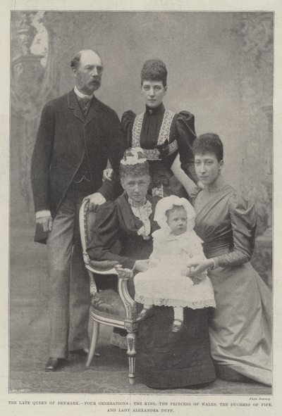 Feu Reine du Danemark, quatre générations, le Roi, la Princesse de Galles, la Duchesse de Fife et Lady Alexandra Duff - English Photographer