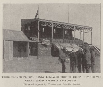 Leur ancienne prison, troupes britanniques nouvellement libérées devant la grande tribune, hippodrome de Pretoria - English Photographer