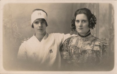 Deux jeunes femmes, bras autour des épaules de l