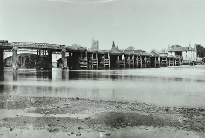 Vue des anciens et nouveaux ponts de Putney avec maison à malt et église All Saints en arrière-plan, 1885 - English Photographer