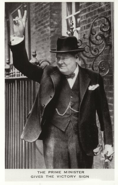 Winston Churchill fait le signe de la victoire devant le 10 Downing Street, le 5 juin. - English Photographer