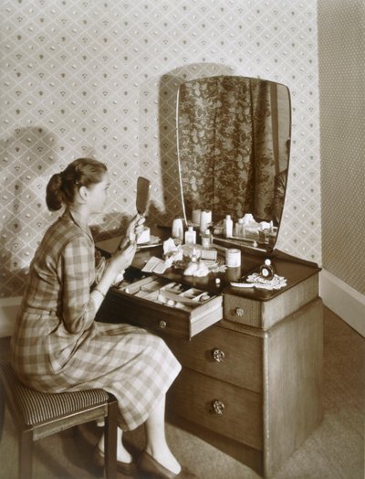 Femme à sa coiffeuse, vers 1955 - English Photographer