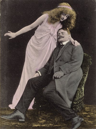 Femme regardant un homme endormi - English Photographer