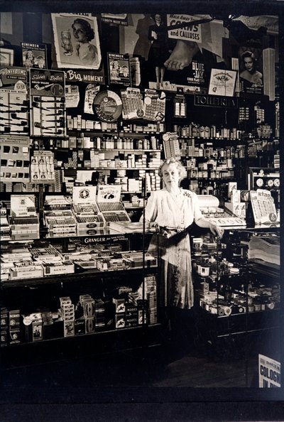 Femme commerçante dans un bureau de tabac - English Photographer