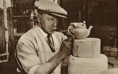 Ouvrier produisant une théière aux ateliers Royal Doulton, Stoke-on-Trent, Staffordshire (photo n/b) - English Photographer