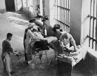 Une unité de chirurgie de campagne opérant dans une prison italienne sous le feu pendant la Seconde Guerre mondiale, d