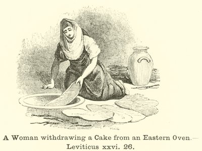 Une femme retirant un gâteau d