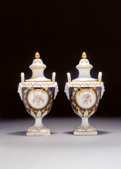 Paire de vases à deux anses de Chelsea-Derby et deux couvercles, c.1775 - English School