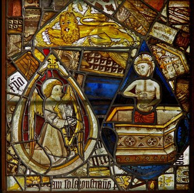 Un panneau dans la fenêtre est représentant le Christ de Pitié sortant du tombeau ; aussi un ange musicien avec une harpe et le lion de Saint Marc parmi des fragments - English School