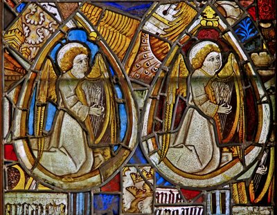Un panneau dans la fenêtre est représentant deux anges musiciens avec des harpes parmi des fragments - English School