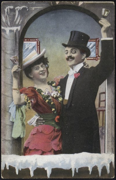 Un couple bien habillé riant - English School
