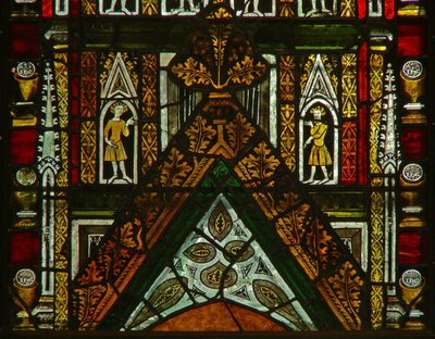 Une fenêtre dans la chapelle de la Vierge représentant des figures sous un dais - English School