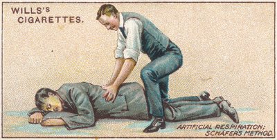 Respiration artificielle, méthode Schafer, no.25 de la série Premiers Secours des cartes de cigarettes Willss, 1913 - English School