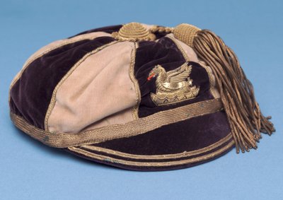 Casquette de football segmentée bleu et blanc avec badge dragon en métal et pompon doré - English School