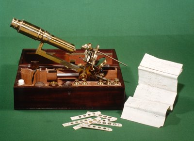Microscope de coffre, avec sélection de glissières en ivoire et liste, c.1800 - English School