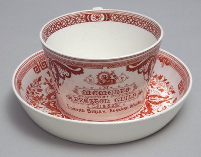 Tasse à thé commémorative et soucoupe lisant Un Souvenir de Preston Guild 1882, Minton, Angleterre, vers 1882 - English School