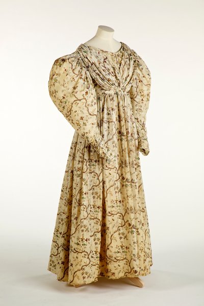Robe imprimée avec un motif de fleurs et de branches sur un tissu crème tissé avec un motif de grille, c.1830-35 - English School